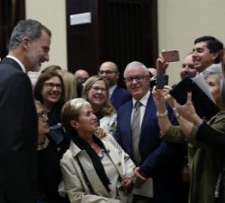 Don Felipe con las personas que le esperaban a la finalización del Concierto