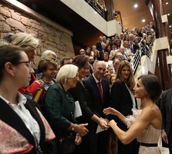 Doña Letizia recibe el saludo de los asistentes al Concierto