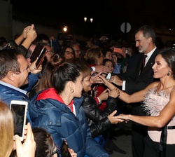 Sus Majestades los Reyes reciben el cariño de los vecinos y público presente a su salida del Concierto