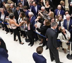 Sus Majestades los Reyes se despiden del público presente