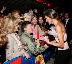 Su Majestad la Reina recibe el saludo a la salida del Auditorio Palacio de Congresos "Príncipe Felipe"