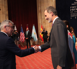 Su Majestad el Rey recibe el saludo del rector Magnífico de la Universidad de Oviedo, Santiago García