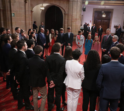 Sus Majestades los Reyes acompañados por SS.AA.RR. la Princesa de Asturias y la Infanta Doña Sofía conversan con los ganadores de los Premios Fin de C