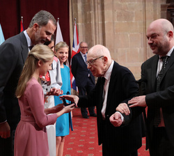Su Alteza Real la Princesa de Asturias hace entrega de la insignia de la Fundación a Peter Brook, Premio Princesa de Asturias de las Artes