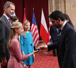Su Alteza Real la Princesa de Asturias hace entrega de la insignia de la Fundación a Salman Khan, Premio Princesa de Asturias de Cooperación Internaci