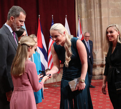 Su Alteza Real la Princesa de Asturias hace entrega de la insignia de la Fundación a Lindsey Vonn, Premio Princesa de Asturias de los Deportes