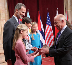 Su Alteza Real la Princesa de Asturias hace entrega de la insignia de la Fundación a Alejandro Portes, Premio Princesa de Asturias de Ciencias Sociale