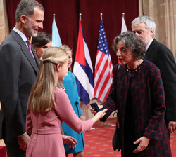Su Alteza Real la Princesa de Asturias hace entrega de la insignia de la Fundación a Sandra Myrna Díaz, Premio Princesa de Asturias de Investigación C
