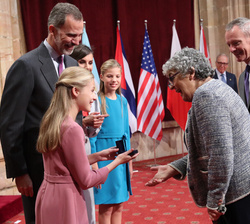 Su Alteza Real la Princesa de Asturias hace entrega de la insignia de la Fundación a Joanne Chory, Premio Princesa de Asturias de Investigación Cientí