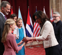 Su Alteza Real la Princesa de Asturias hace entrega de la insignia de la Fundación a Aleksandra María Dulkiewicz, alcaldesa de Gdansk, Premio Princesa