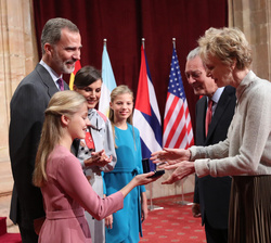 Su Alteza Real la Princesa de Asturias hace entrega de la insignia de la Fundación a Siri Hustvet, Premio Princesa de Asturias de las Letras