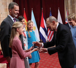 Su Alteza Real la Princesa de Asturias hace entrega de la insignia de la Fundación a Javier Solana, presidente del Patronato del Museo Nacional del Pr