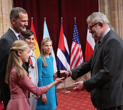 Su Alteza Real la Princesa de Asturias hace entrega de la insignia de la Fundación a Miguel Falomir, director del Museo Nacional del Prado, Premio Pri
