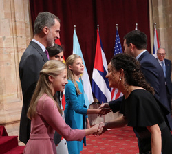 Su Alteza Real la Princesa de Asturias hace entrega de la insignia de la Fundación a Laura Fernández, jefa de vigilantes del Museo Nacional del Prado,