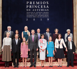 Sus Majestades los Reyes acompañados por SS.AA.RR. la Princesa de Asturias y la Infanta Doña Sofía junto a los galardonados en los Premios Princesa de