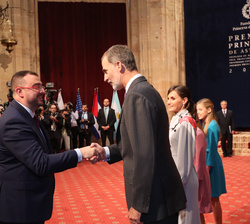 Su Majestad el Rey recibe el saludo del presidente del Principado de Asturias, Adrián Barbón