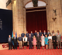 Sus Majestades los Reyes acompañados por SS.AA.RR. la Princesa de Asturias y la Infanta Doña Sofía junto a los galardonados con las "Medallas de 
