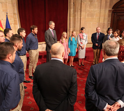 Sus Majestades los Reyes acompañados por SS.AA.RR. la Princesa de Asturias y la Infanta Doña Sofía con los galardonados con las "Medallas de Astu