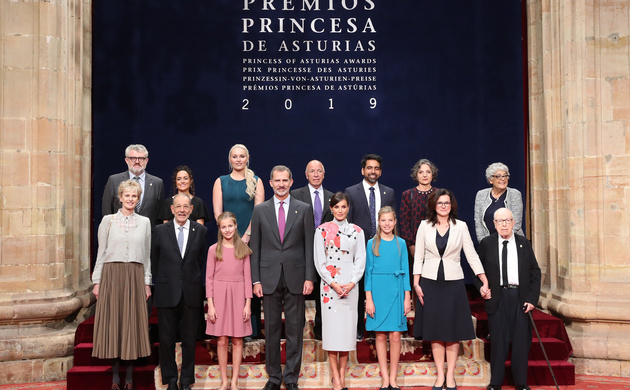Sus Majestades los Reyes acompañados por SS.AA.RR. la Princesa de Asturias y la Infanta Doña Sofía junto a los galardonados en los Premios Princesa de