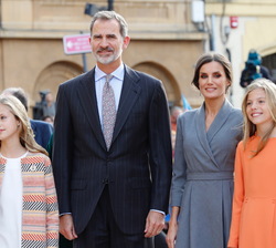 Sus Majestades los Reyes y Sus Altezas Reales la Princesa de Asturias y la Infanta Doña Sofía a su llegada a la plaza