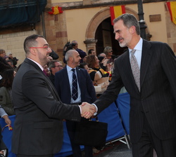 Su Majestad el Rey recibe el saludo del presidente del Principado de Asturias, Adrián Barbón