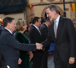 Su Majestad el Rey recibe el saludo del alcalde de Oviedo, Alfredo Cantelli