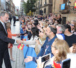 Su Majestad el Rey y Su Alteza Real la Princesa de Asturias reciben el caluroso saludo de los vecinos congregados en la plaza
