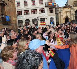 Su Majestad el Rey y Su Alteza Real la Princesa de Asturias reciben el saludo de las personas asistentes en la plaza