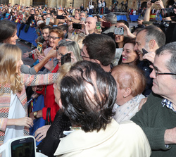 Su Majestad la Reina y Su Alteza Real la Infanta Doña Sofía reciben el caluroso saludo de los vecinos y asistentes congregados en la plaza