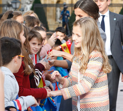 Su Alteza Real la Princesa de Asturias y Su Majestad la Reina saludan al público