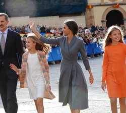 Sus Majestades los Reyes y Sus Altezas Reales la Princesa de Asturias y la Infanta Doña Sofía saludan al público