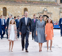 Sus Majestades los Reyes y Sus Altezas Reales la Princesa de Asturias y la Infanta Doña Sofía se dirigen a la puerta de acceso de la Catedral