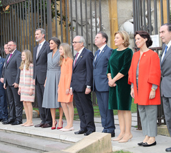 Sus Majestades los Reyes y Sus Altezas Reales la Princesa de Asturias y la Infanta Doña Sofía junto a las autoridades momentos antes de entrar en la C