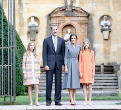 Sus Majestades los Reyes junto a Sus Altezas Reales la Princesa de Asturias y la Infanta Doña Sofía momentos antes de entrar en la Catedral