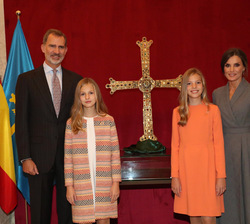 Sus Majestades los Reyes y Sus Altezas Reales la Princesa de Asturias y la Infanta Doña Sofía junto la Cruz de la Victoria