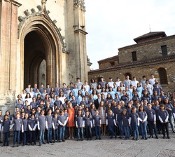 Fotografía de Sus Majestades los Reyes y Sus Altezas Reales la Princesa de Asturias y la Infanta Doña Sofía junto al coro joven e infantil de la Funda