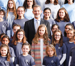 Su Majestad el Rey y Su Alteza Real la Princesa de Asturias junto al coro
