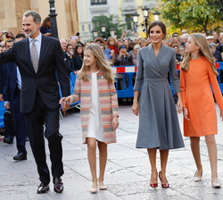 Sus Majestades los Reyes y Sus Altezas Reales la Princesa de Asturias y la Infanta Doña Sofía saludan a los vecinos y público de la plaza