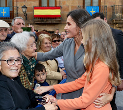 Su Majestad la Reina junto a Su Alteza Real la Infanta Doña Sofía saludan al público de la plaza