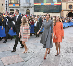 Sus Majestades los Reyes y Sus Altezas Reales la Princesa de Asturias y la Infanta Doña Sofía se despiden del público 