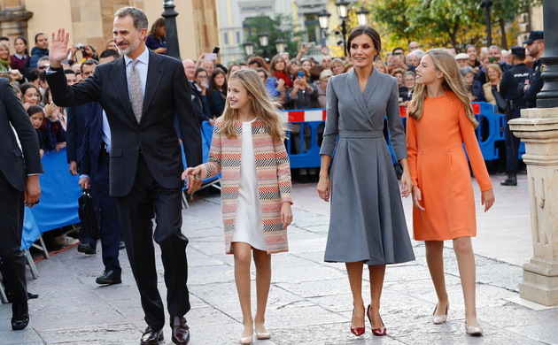Sus Majestades los Reyes y Sus Altezas Reales la Princesa de Asturias y la Infanta Doña Sofía saludan a los vecinos y público de la plaza