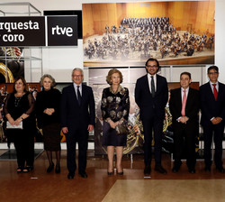 Su Majestad la Reina Doña Sofía junto a las autoridades y personalidades que la recibieron a su llegada
