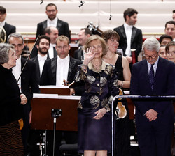 Su Majestad la Reina Doña Sofía saluda al público asistente
