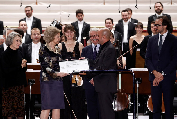 Su Majestad la Reina Doña Sofía hace entrega del diploma al compositor Juan Cruz-Guevara