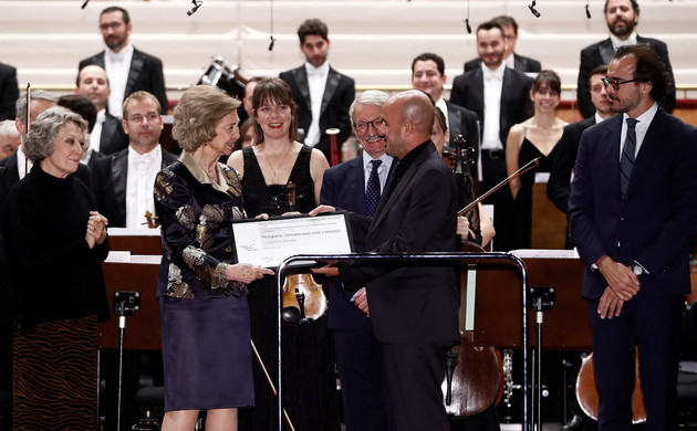 Su Majestad la Reina Doña Sofía hace entrega del diploma al compositor Juan Cruz-Guevara