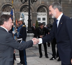 Su Majestad el Rey recibe el saludo del alcalde de Oviedo, Alfredo Canteli