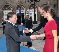 Doña Letizia Srecibe el saludo del alcalde de Oviedo, Alfredo Canteli