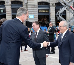 Don Felipe recibe el saludo del presidente de la Fundación Princesa de Asturias, Luis Fernández-Vega