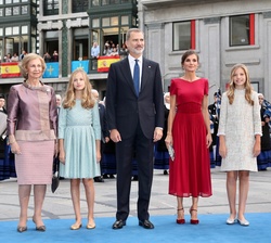 Sus Majestades los Reyes, Sus Altezas Reales la Princesa de Asturias y la Infanta Doña Sofía y Su Majestad la Reina Sofía, a su llegada a la Plaza del
