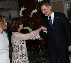 Su Majestad el Rey recibe el saludo de la vicepresidenta del Gobierno en funciones con delegación del presidente del Gobierno, María del Carmen Calvo